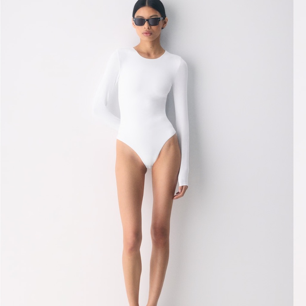 Babaton Classic White Long Sleeve Bodysuit